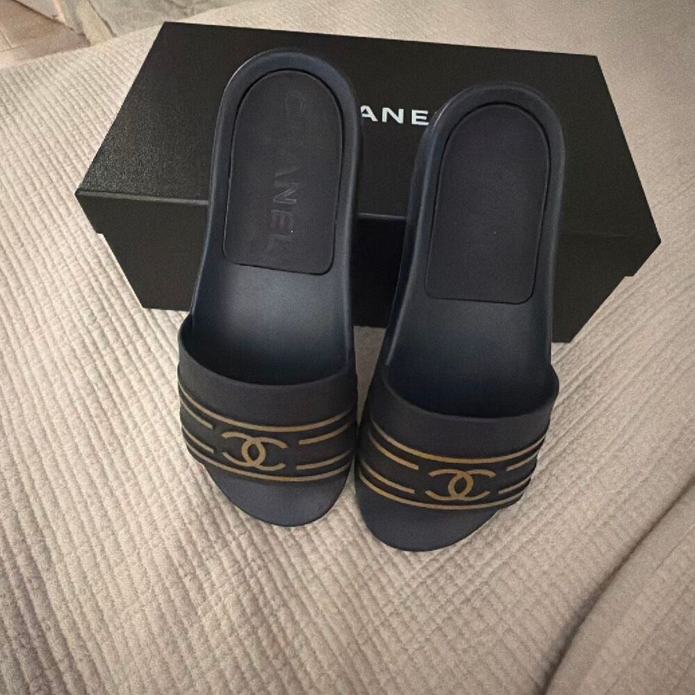 Chanel CC Flat Slide Sandals Rubber Navy Gold size 39 NWT
